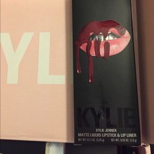 HOST PICK🌟New Kylie Cosmetics Hollyberry lip kit